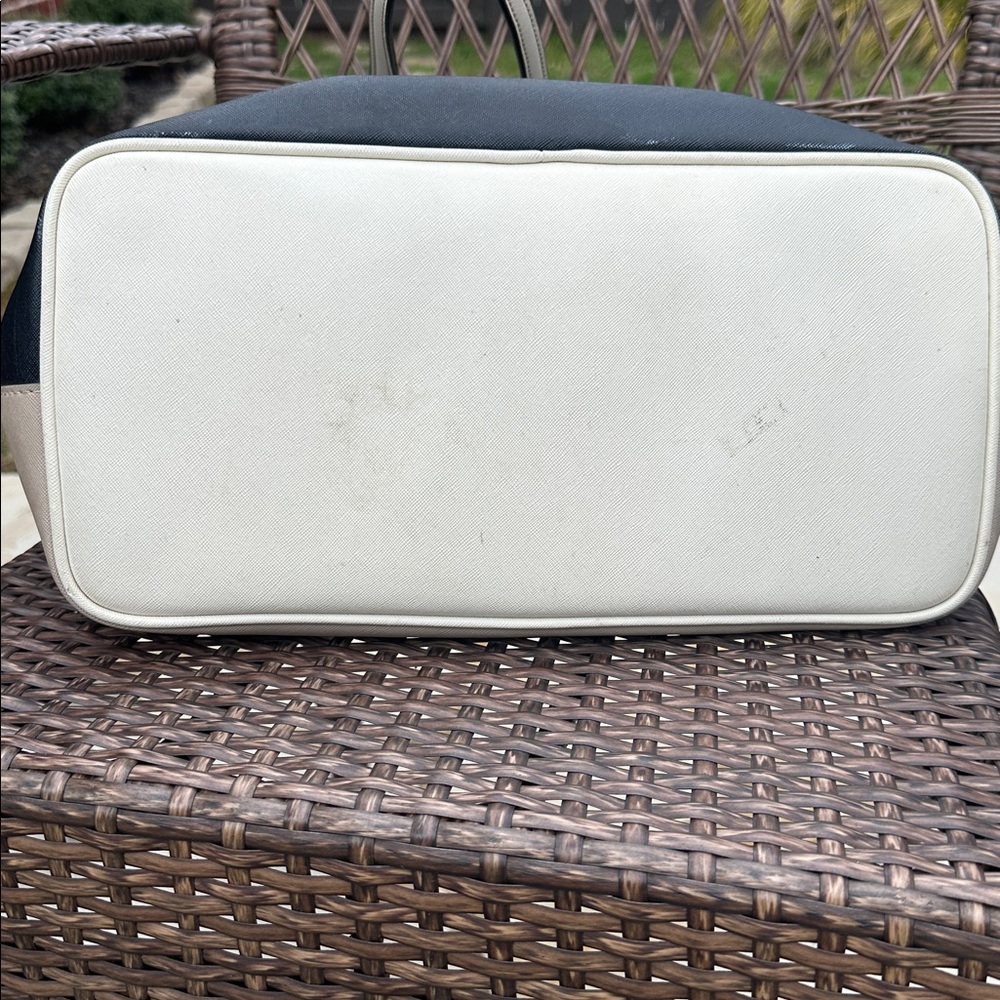 Marc Jacobs Cream and Black Tote - Picture 3 of 6